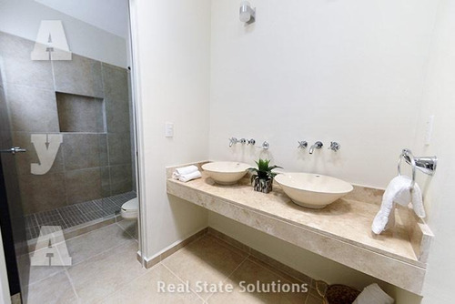 Casa En Venta De 3 Recámaras, Terraza Familiar, 3 Niveles En Paseo De La Joya, Playa Del Carmen