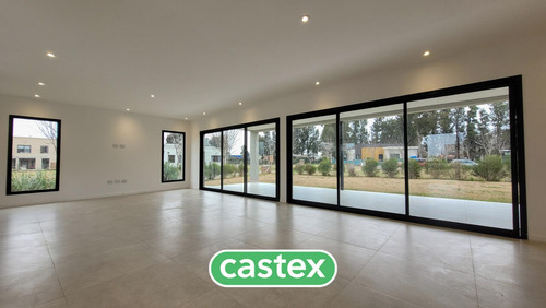 Casa En Venta En El Barrio Cerrado Santo Tomas, Pilar