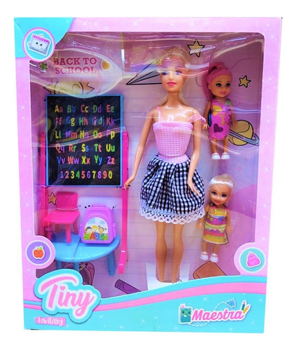 Muñeca Tiny Maestra Con 2 Alumnas Y Accesorios Shp Tunishop