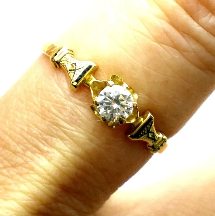 Anillo De Oro 18 Kt Y Zafiro Blanco Solitario