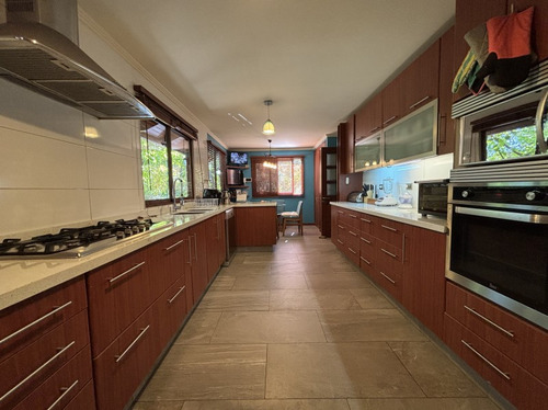 Gran Casa Con Terreno De 2016 M2 En Excelente Ubicación