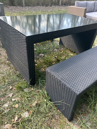 Imagen 2 de 10 de Juego De Jardin Mesa Salta Ratán Vidrio + 2 Bancos Ratán