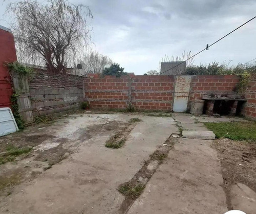 Casa En Venta - 2 Dormitorios 1 Baño - Cochera - 400mts2 - Zárate