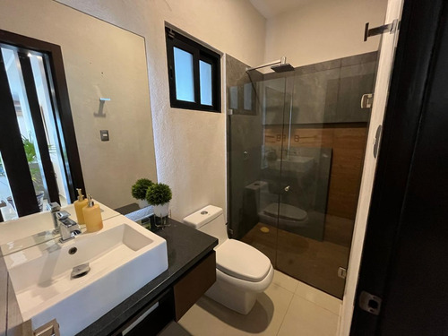 Casa En Venta En Costa De Oro, 4 Recámaras Cada Una Con Baño, Una De Ellas En Planta Baja, Alberca Y Jardín En Boca Del Río, Veracruz