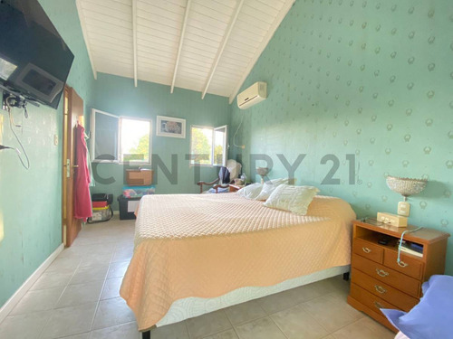 Venta De Casa 6 Ambientes 2 Dormitorios En Solares Del Carcarañá, Oliveros
