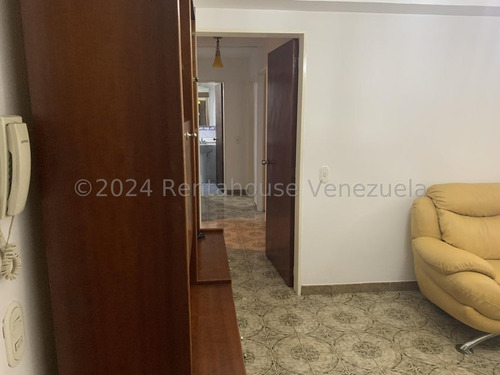 Interesante Apartamento De Un Área Total De 248,28, Distribuidos En Tres Ambientes, Áreas Sociales Y Habitaciones De 101,83 Y 146,45 De Terraza Y Jardín. Esta En Chacao