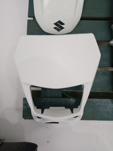Imagen 1 de 1 de Careta De Faro Blanca Suzuki Dr 650/ Dr400-z Original