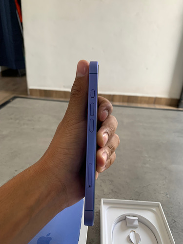 Iphone 16 (128 Gb) - Ultramarino + Funda Magsafe Original Azul (Usado)