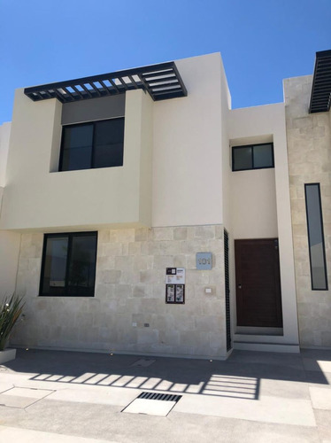 Venta De Casa  En Zibata Queretaro