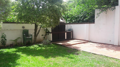 Muy Lindo Chalet En Dos Plantas, 4 Dormitorios, Garaje, Jardin.