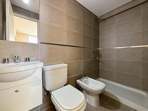 Departamento De 2 Dormitorios A Estrenar Con Cochera, Patio Y Amenities