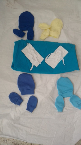 Set De Gorros. Manoplas Y Fajeros De Bebé