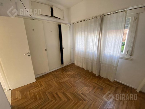 Excelente Departamento En Venta De 2 Ambientes A La Calle Con Balcón Saliente.
