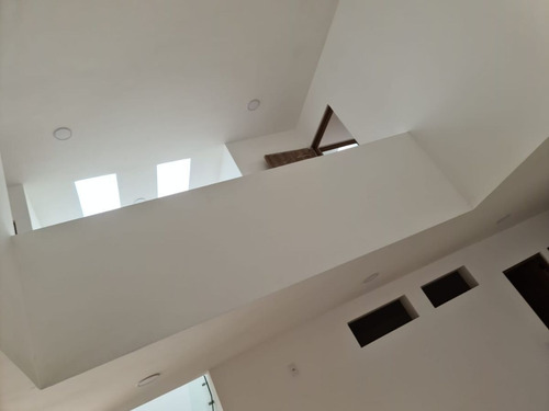 Se Vende Casa En Cañadas Del Arroyo, 4ta Recamara En Pb, Jardín, Doble Altura !