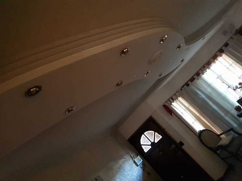 En Venta En Ciudad Jardin Triplex 5 Ambientes 3 Baños , Jardin Con Cochera Cubierta Con Rejas Al Frente, Living Comedor Amplio ,toilet, Cocina Comedor F: 8545