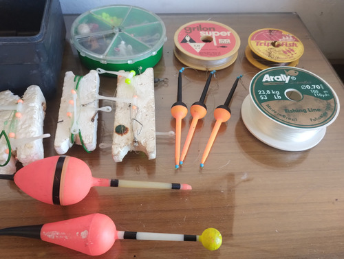 Caja De Pesca + Artículos De Pesca Negro (Usado)