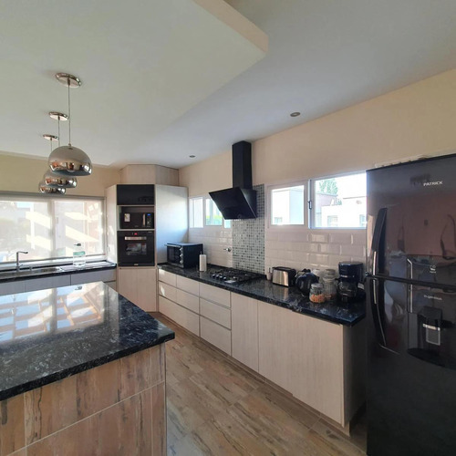 Casa En Venta - 3 Dormitorios 3 Baños - Cochera - 800mts2 - San Vicente