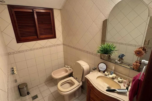 Casa En Venta - 4 Dormitorios 4 Baños - Cocheras - 330mts2 - La Matanza