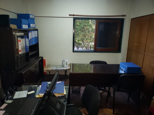 Oficina En Primer Piso Sobre Av. Entre Rios Al 700
