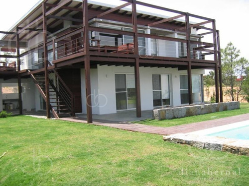 Imagen 3 de 30 de En Punta Del Este En La Zona Exclusiva De Punta De Piedra, Chalet De 5 Dormitorios Y Dependencia Con Piscina Climatizada.- Ref: 4041