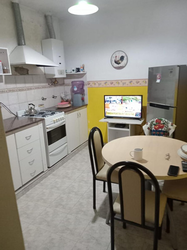 Vivienda Ph Al Frente De 3 Ambientes Con Entrada De Auto Y Jardín.