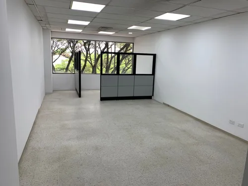 Venta Oficina En Holguines Trade Center Con Dos Parqueaderos, Vista Hacia La Calle 5ta