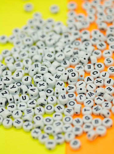 Letras Octagonales Acrílico Para Pulseras 100gr/540p Abeceda Blanco 7 Mm 7 Mm