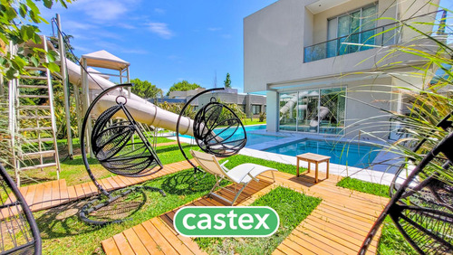 Casa En Venta En Terralagos, Canning