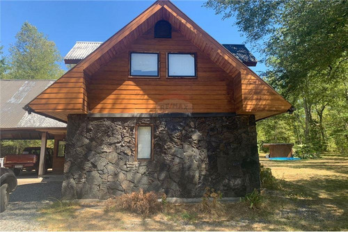 Imagen 2 de 22 de Casa De 2 Pisos Con Parcela Y Piscina En Pucon