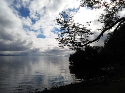 Imagen 3 de 7 de Gran Campo Con Orilla De Lago En Cascadas.