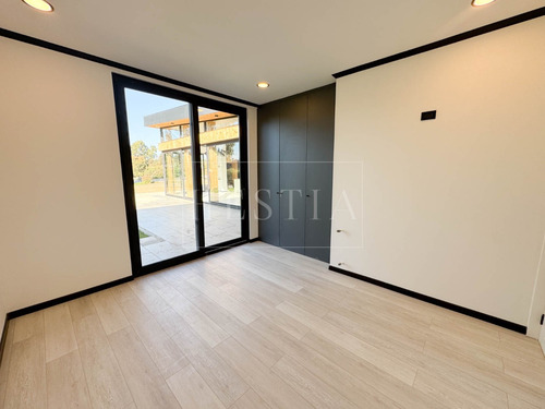 Casa Nueva De Excelentes Terminaciones En Seguro Condominio
