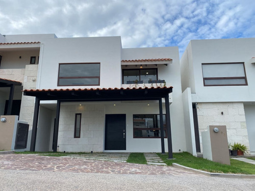 En Venta Casa En Altozano, 4ta Recamara En Pb, Jardín, C.241