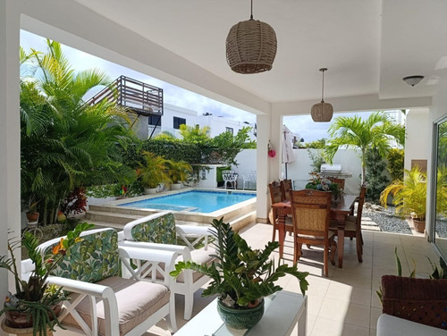 Casa Amueblada En Alquiler Y Venta En El Residencial Primaveral 2, Bávaro Punta Cana, 3 Habitaciones, Con Piscina