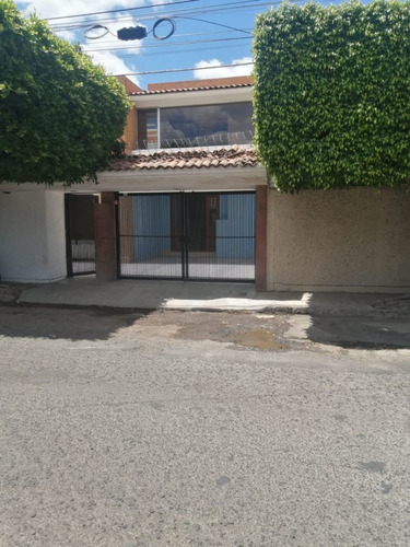 Imagen 1 de 13 de Casa En Renta De 3 Hab Uso De Suelo Comercial Cerca Del Cent