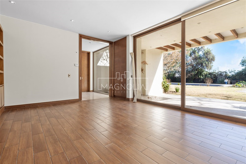 Casa En Venta De 6 Dorm. En Colina