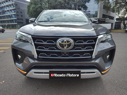 Imagen 9 de 20 de Toyota Hilux Sw4 2023 Srx 4x4 At 7 Asientos Abasto Motors