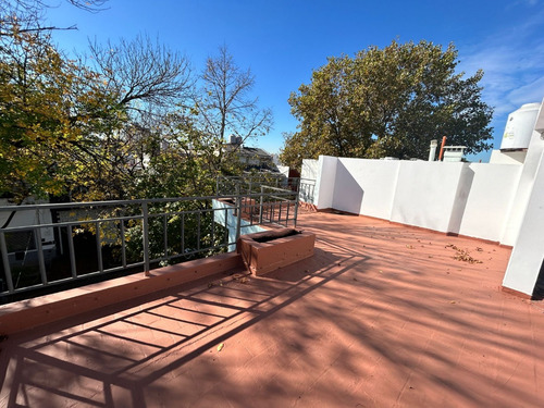 Casa En Alquiler En Excelente Zona De 5amb Con Dependencia Y Escritorio En Villa Devoto