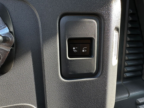 Land Rover Defender 2023