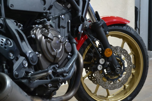 Neo-retro Yamaha Xsr 700, Atractiva Con Excelente Manejo