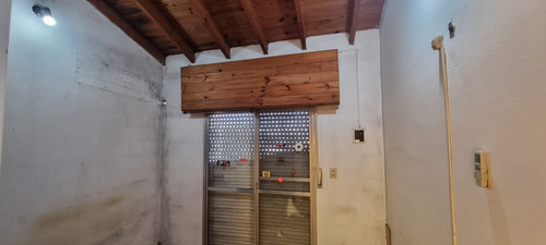 En Venta En Caseros Casa Sobre Lote Propio De 4 Ambientes 2 Baños En Dos Plantas Con Amplio Lote De Terreno F: 9591