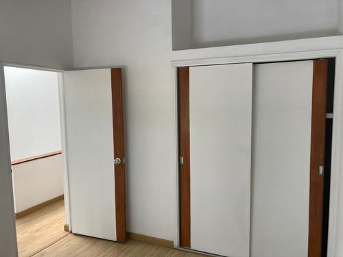 Casa De Dos Niveles Ubicada En Un Buen Sector Residencial