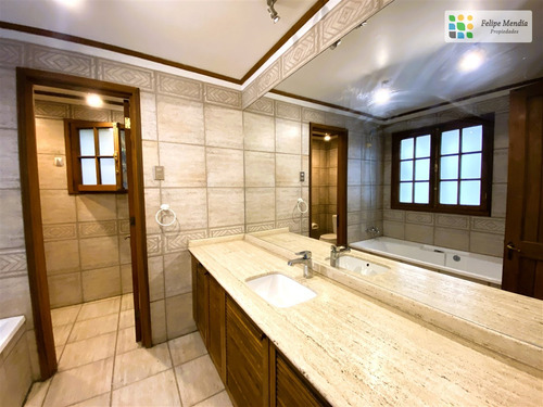 Casa En Arriendo De 6 Dorm. En Las Condes
