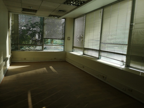 Oficina En Venta Con 176 M2, Ciudad Empresarial.