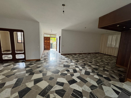 Anexo Casa+jardin En Alquiler / Los Naranjos/ 4hab+1hab Serv /3b+b Serv/3 P/
