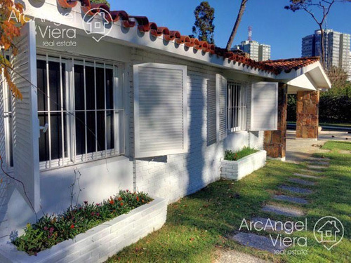 Casa Con Piscina Climatizada En Punta Del Este, Zona Shopping
