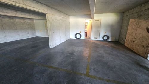 Oficina En Venta En Concepción , 3 Estacionamientos Y 3 Bod