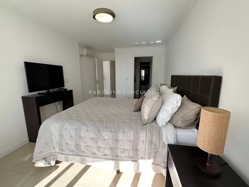 Apartamento En Venta De 2 Dormitorios En Casino Tower, Punta Del Este.