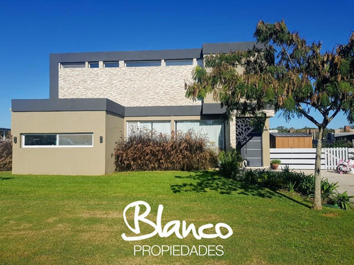 A Laguna! Venta De Excelente Propiedad De Dos Plantas Dentro Del Barrio San Matías
