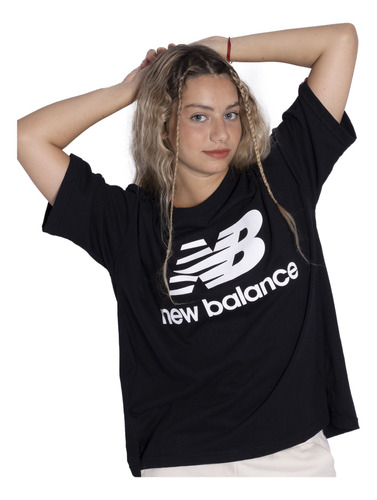 Remera New Balance Essentials Stacked Logo Mujer Moda Negro