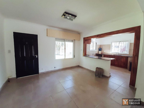 Casa En Esquina De 3 Dormitorios -lote 926 Mts 2 Y 151 Mts 2 Cubiertos - Villa Elisa